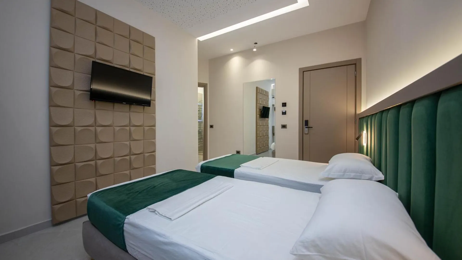 Radhimë Hotel Royal אלבניה